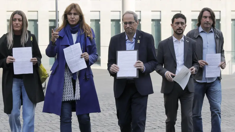 El presidente de la Generalitat, Quim Torra (en el centro), ha participado este jueves en la campaña de autoinculpación ante la Ciudad de la Justicia.