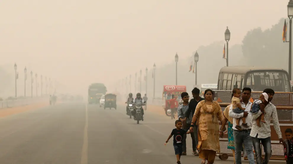 Un grupo de personas camina por una calle de Nueva Delhi.
