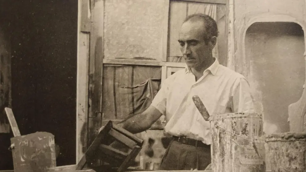 Fotografía tomada en 1964 de Agustín Alamán trabajando en su estudio.