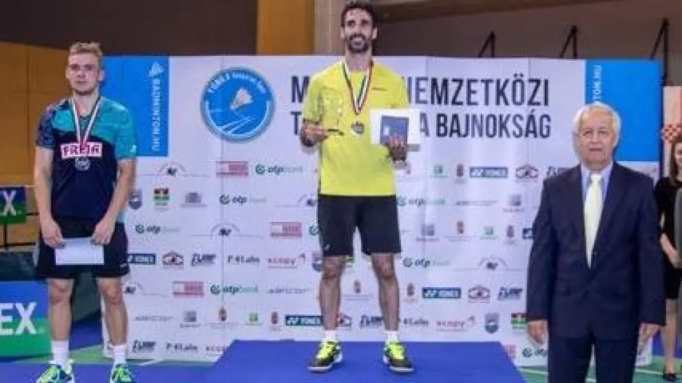 El olímpico bilbiltano Pablo Abián, en lo más alto del podio del torneo de Hungría de bádminton