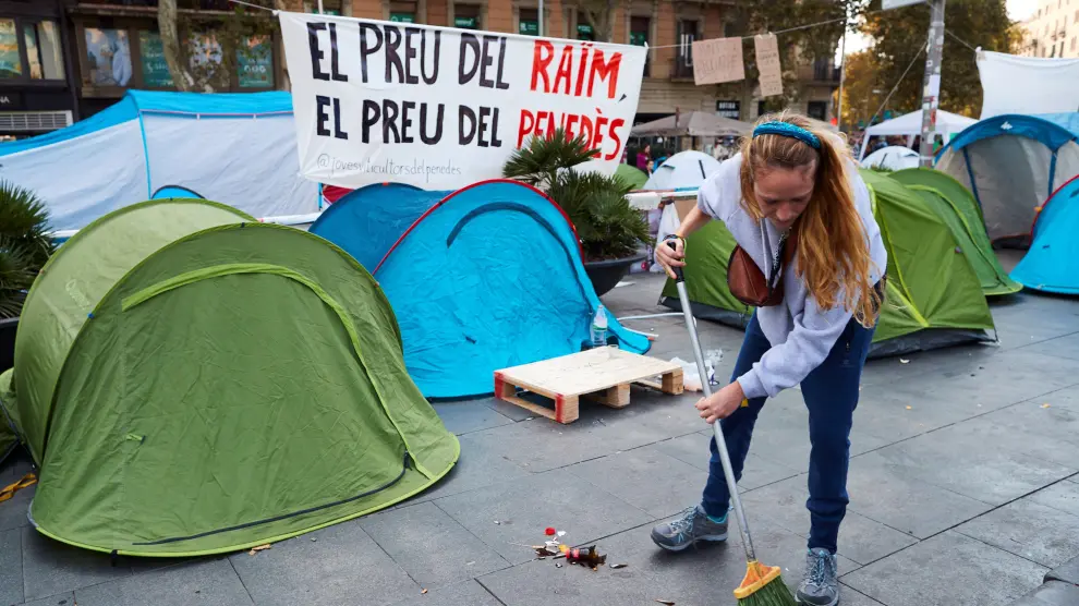 Unos 150 universitarios continúan acampados en la plaza de la Universidad de Barcelona.