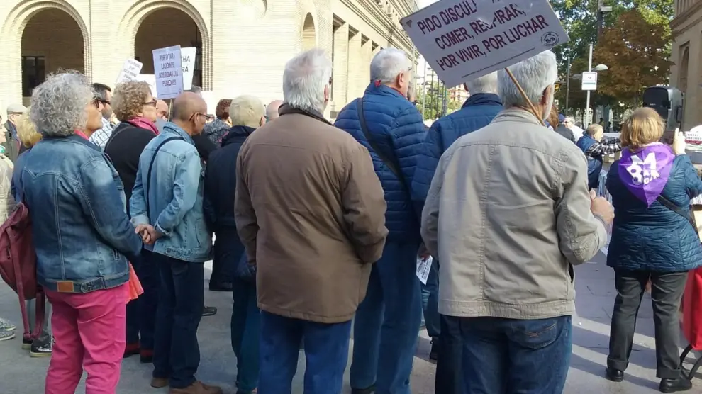 Protesta de pensionistas en la plaza del Pilar.