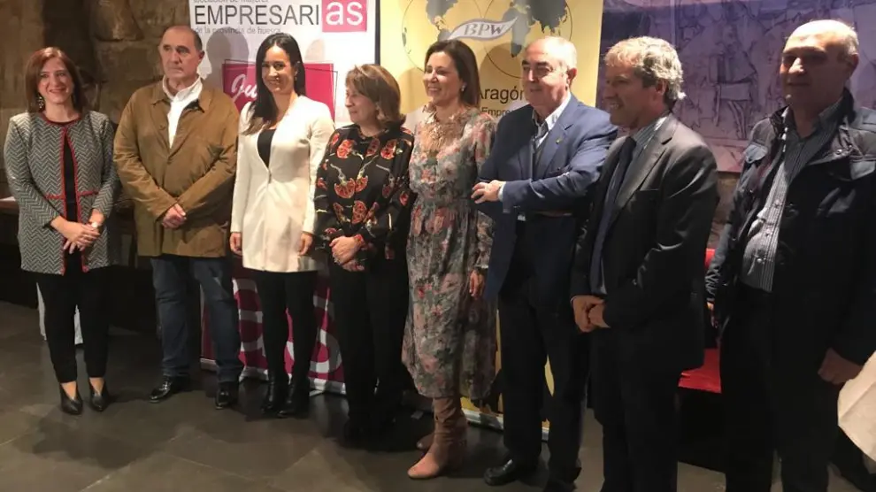 Begoña Villacís (tercera por la izquierda) junto a los responsables de Cs en Aragón y parte de la plana mayor de los empresarios de la provincia de Huesca.