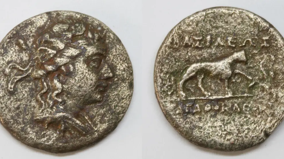 Monedas de Agatocles de Bactria (hacia 190 a. C.), una aleación de níquel y cobre, como los euros.