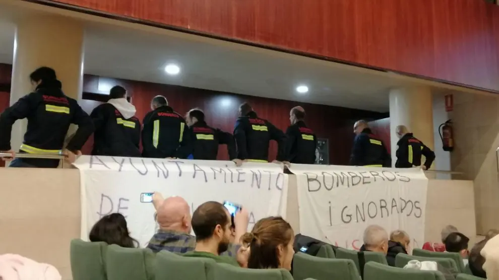 Los bomberos han protestado dando la espalda a las autoridades en la inauguración de las XXIX Jornadas Nacionales de Sanitarios Bomberos.