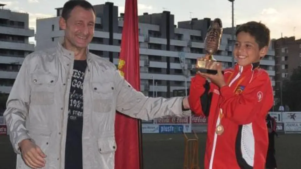 Carbonell recibe el trofeo de máximo goleador del Torneo Segre, cuando era benjamín en el Montecarlo