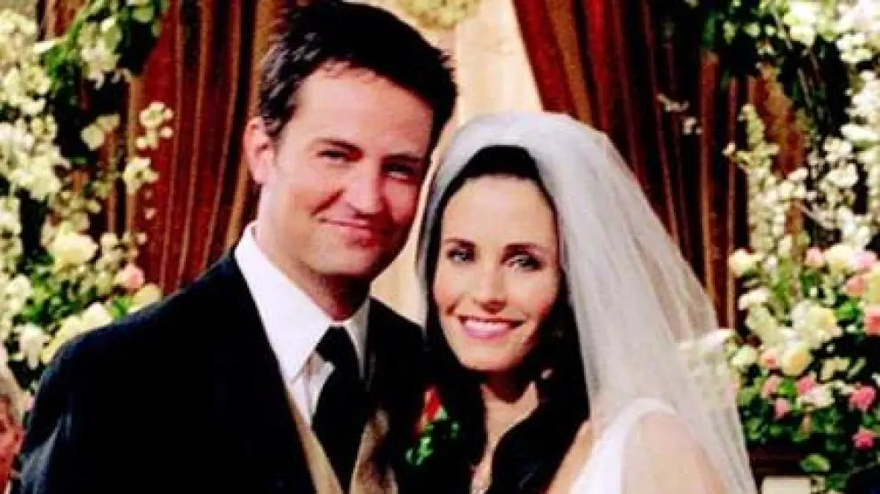 Chandler (Matthew Perry) y Mónica (Courtney Cox) en la escena de su boda en Friends