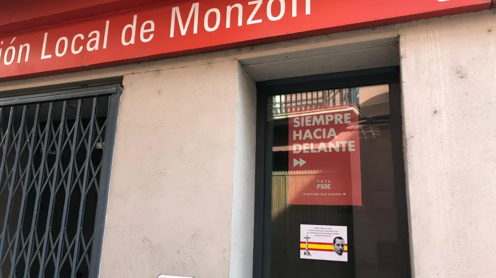 También se han colocado pegatinas ultra en la sede del PSOE en Monzón.