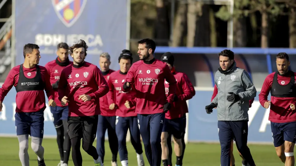 Varios jugadores de la SD Huesca corren durante el entrenamiento del pasado domingo.