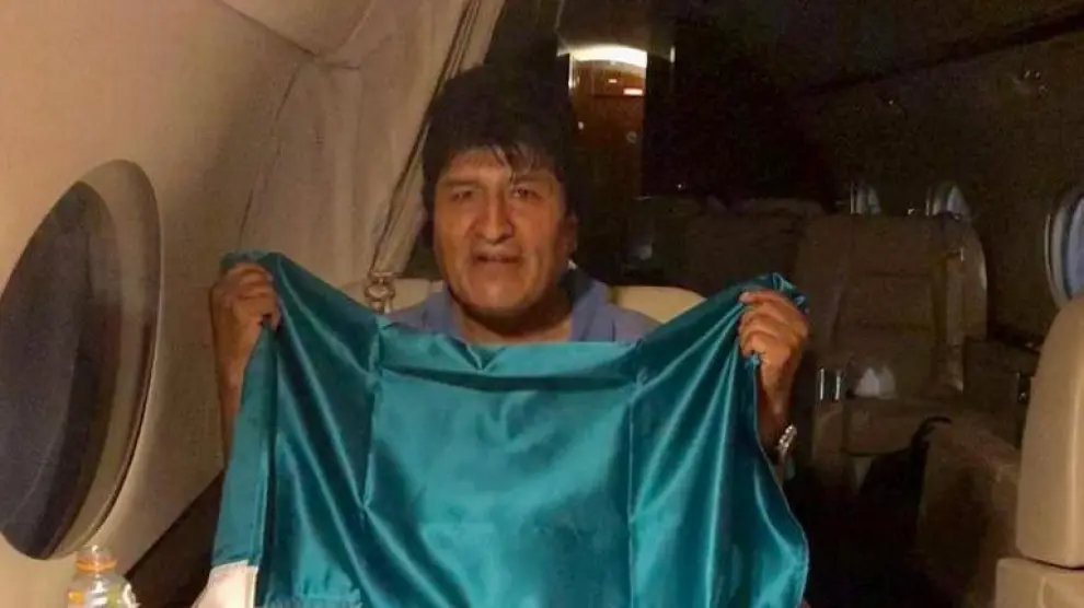 Evo Morales, con la bandera de México, a bordo del avión que le llevó a ese país.