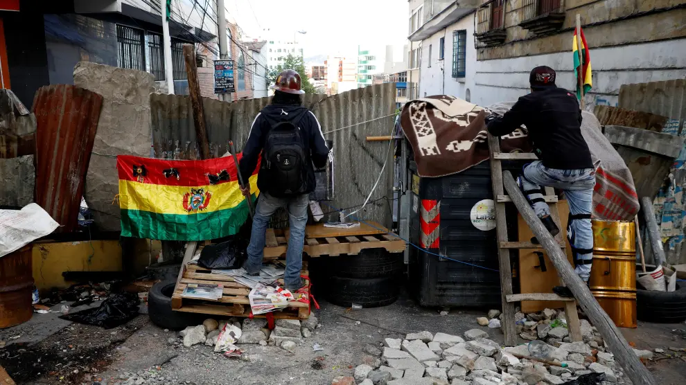 Demonstrators stand behind a barricade near Murillo square after Bolivia's Presidente Evo Morales announced his resignation on Sunday, in La Paz Bolivia November 11, 2019. REUTERS/Marco Bello [[[REUTERS VOCENTO]]] BOLIVIA-ELECTION/