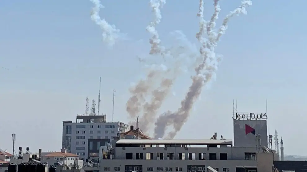 Trails of smoke are seen as rockets are fired from Gaza towards Israel, in Gaza November 14, 2019. REUTERS/Suhaib Salem [[[REUTERS VOCENTO]]] ISRAEL-PALESTINIANS/VIOLENCE