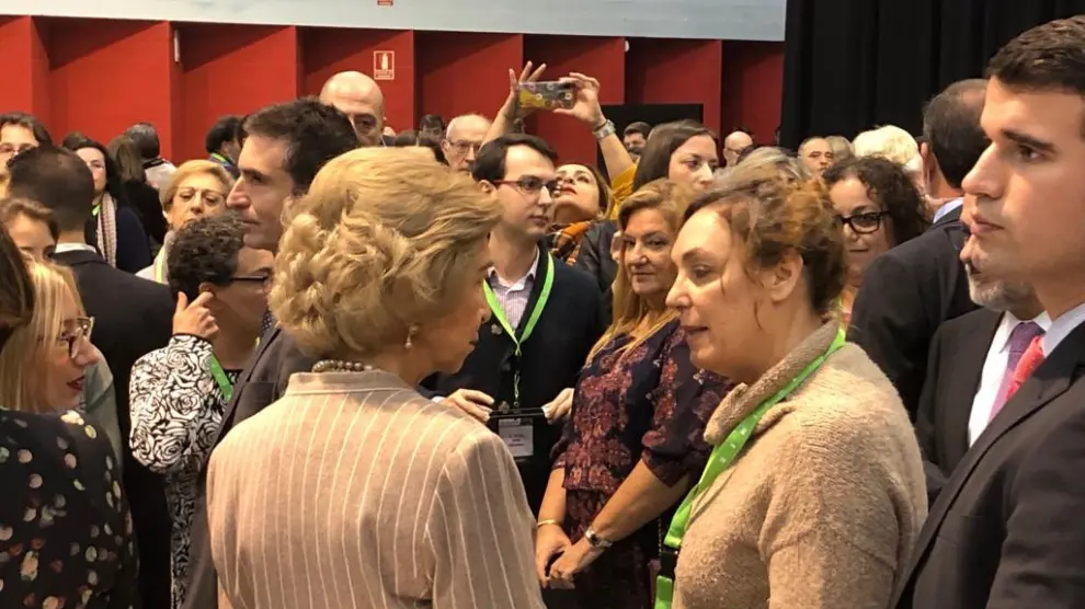 Doña Sofía habla con Cristina Maragall, hija de Pasqual Maragall, exalcalde de Barcelona y enfermo de Alzhéimer.