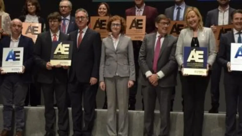 Los ganadores de los premios Excelencia junto al consejero de Industria del Gobierno de Aragón, Arturo Aliaga, y la consejera de Economía y Empleo, Marta Gastón.