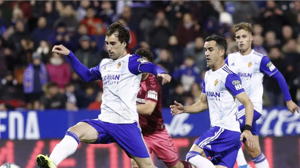 Eguaras, Linares y Blanco, en un lance del Real Zaragoza-Albacete de la noche de este sábado en liga.