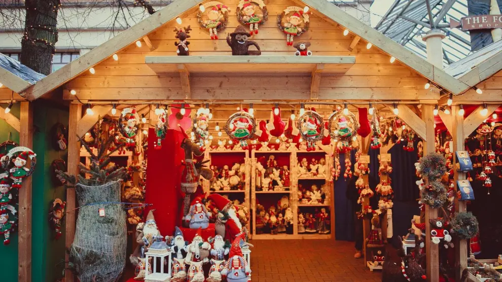 Puesto de figuritas de Papá Noel de un mercadillo navideño.