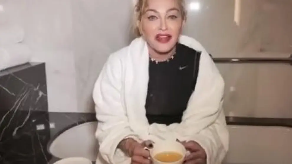 Madonna, con una taza con un líquido amarillento que asegura que es su orina