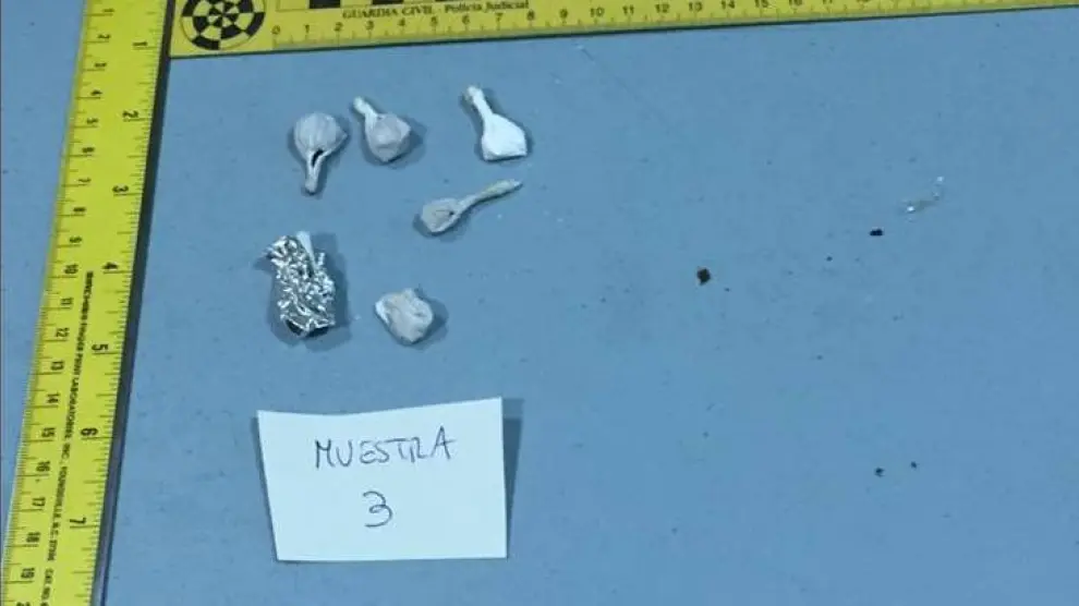Los agentes incautaron también una papelina de aluminio con restos de heroína y 2,5 gramos de cocaína en bolsitas de plástico.