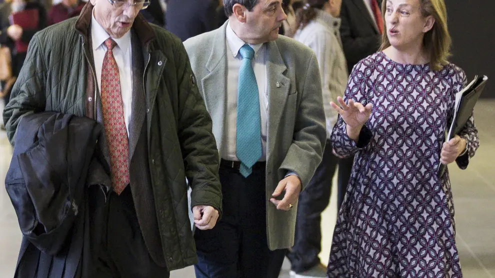 Javier Cantero, toga en mano, antes de entrar a un juicio.