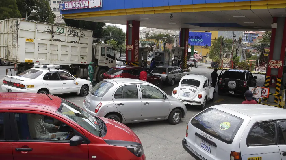 Las filas en las gasolineras se repiten en todas las estaciones de servicio de La Paz.