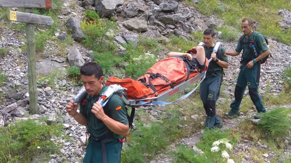 Rescate en camilla de un montañero zaragozano de 51 años este verano en Canfranc.