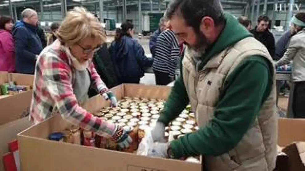 Más de 50 voluntarios colaboran desde este martes en el pabellón 10 de la Feria de Zaragoza en la selección de los alimentos donados por los aragoneses este fin de semana.