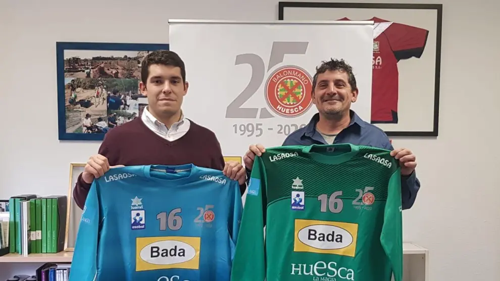 Jorge Broto, con la camiseta azul, portero del Bada Huesca.