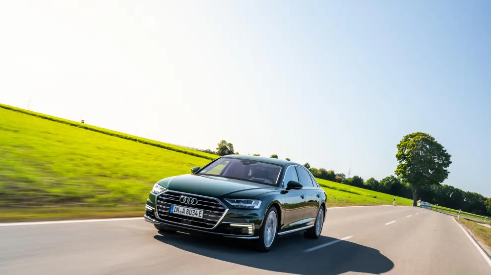 El nuevo Audi A8 presenta una versión híbrida enchufable con hasta 40 kilómetros de autonomía.