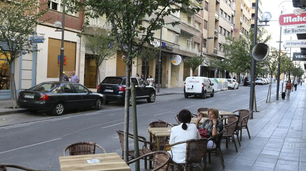 Coches aparcados en la zona peatonal de la calle Zaragoza /Foto Rafael Gobantes / 27-9-16