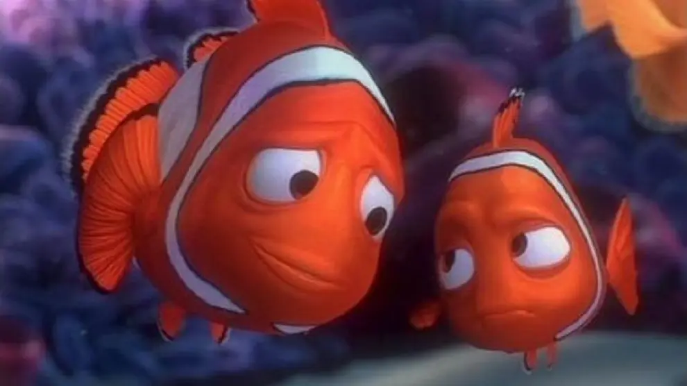 Nemo, con su padre, en un fotograma de la película 'Buscando a Nemo'.