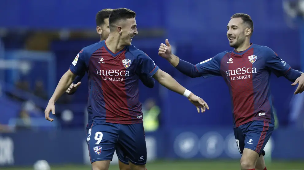 Escriche y Ferreiro corren para celebrar uno de los dos goles azulgranas contra el Alcorcón.