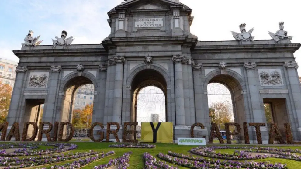 Estado de la Puerta de Alcalá tras la intervención de Greenpeace.