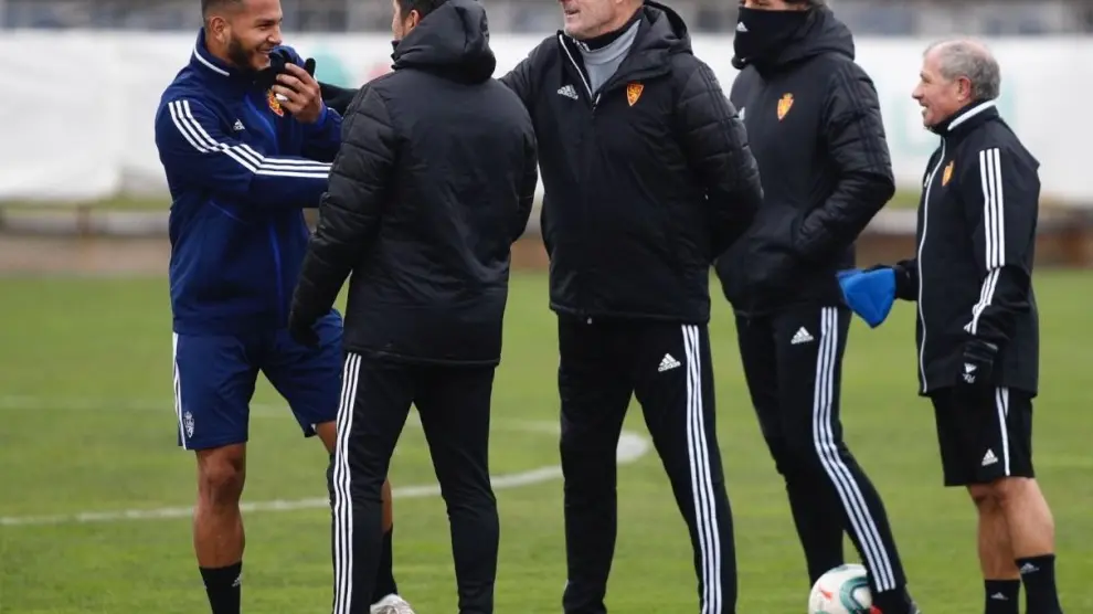 Luis Suárez, entre risas y chanzas, saluda al cuerpo técnico al incorporarse tarde al entrenamiento de este jueves en la Ciudad Deportiva.
