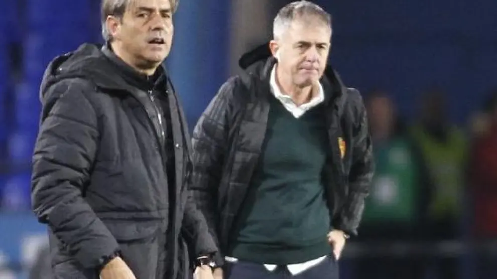 Natxo González y Lucas Alcaraz, entrenadores del Deportivo y el Real Zaragoza, respectivamente, en el partido de Riazor jugado hace un año menos siete días.
