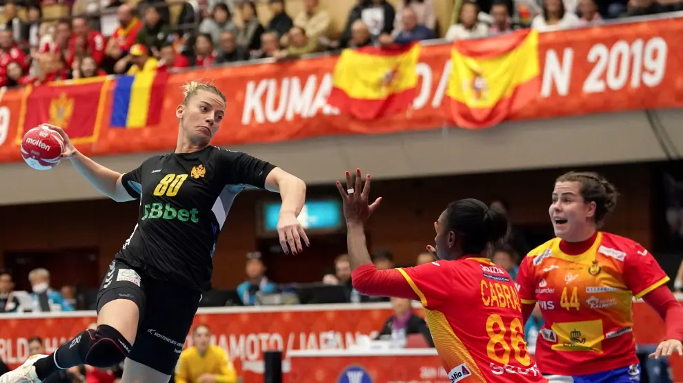 La selección española femenina de balonmano ha logrado una agónica victoria ante Montenegro que le permite pasar invicta a la segunda fase en el Mundial de Japón.