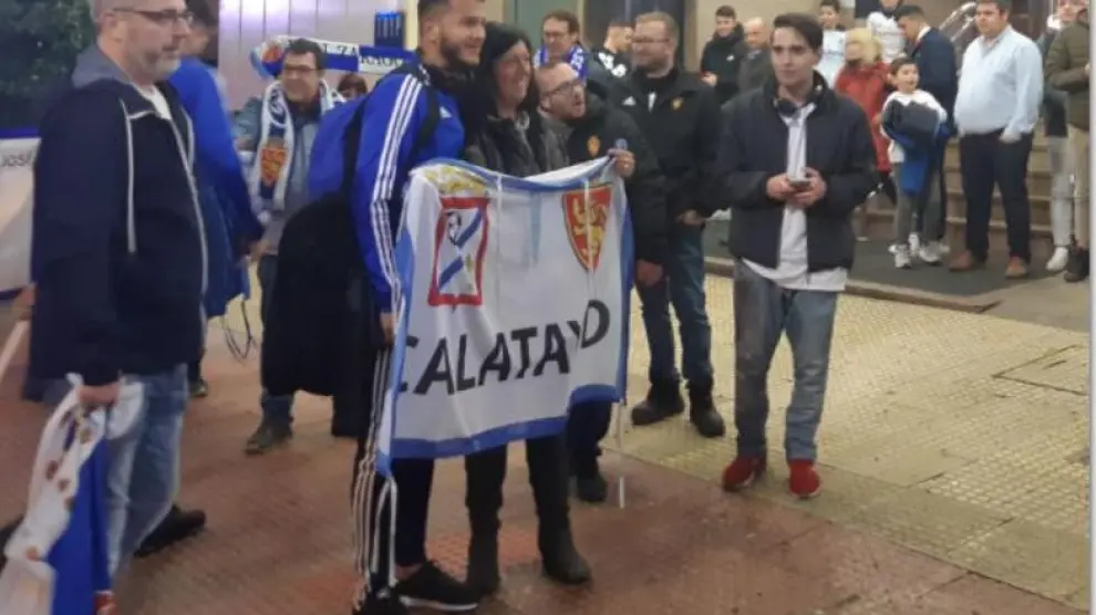 Luis Suárez se fotografía con varios seguidores del Real Zaragoza en la puerta del Hotel Tryp Coruña, a las 21.00 de este sábado en la llegada del equipo aragonés a la capital coruñesa.