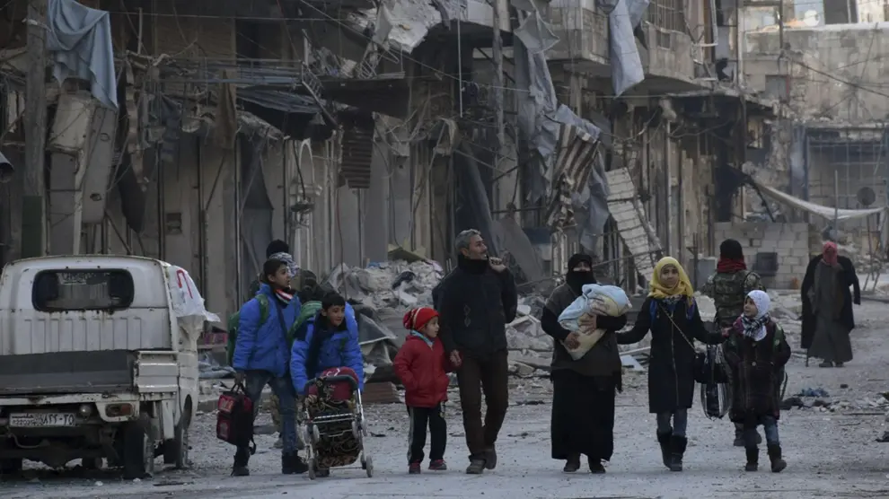 Una familia siria es evacuada de los barrios del este de Alepo en una imagen de 2016.