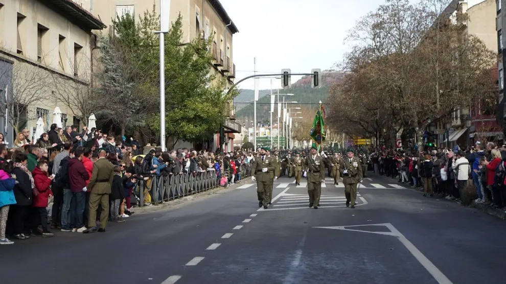 Desfile militar por las calles de Jaca.