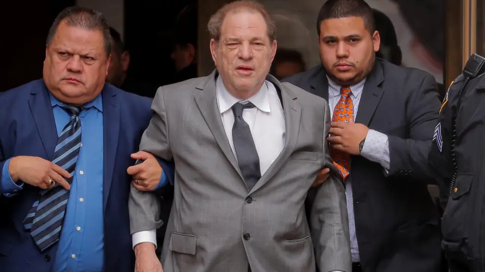 Harvey Weinstein abandona la Corte Suprema en Nueva York.
