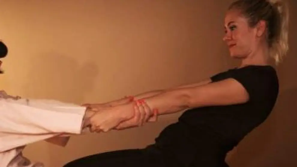 Elena Aroz Zapatero, realizando un masaje tailandés.