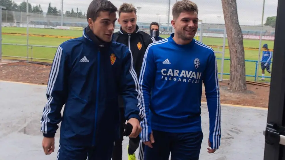 Guti, que vuelve al equipo tras su sanción, junto a Soro (con Azón detrás) a la entrada de la sala de vídeo en la Ciudad Deportiva.