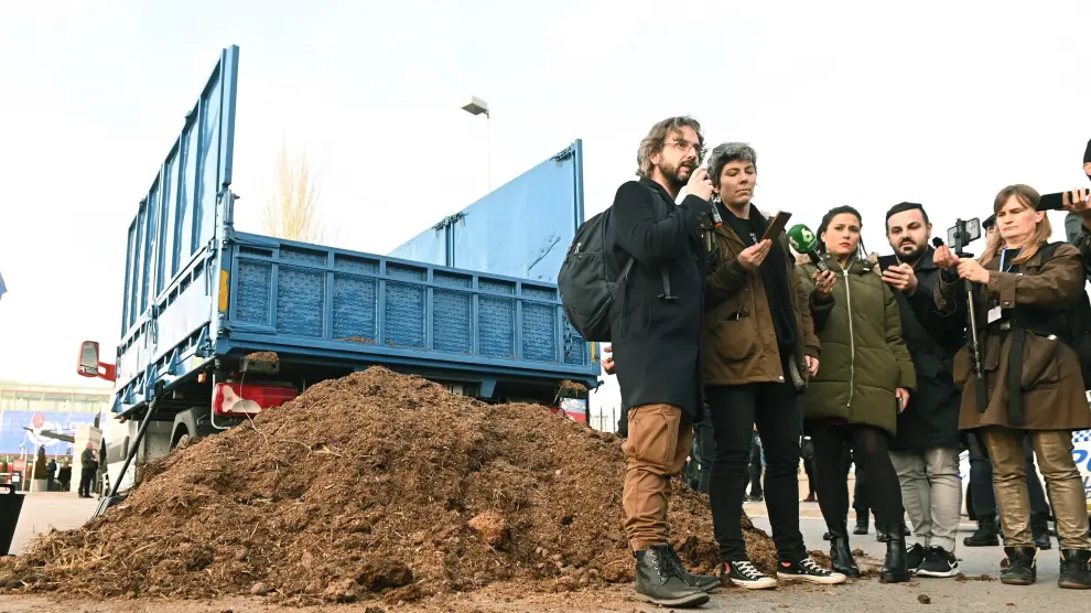 Los activistas volcaron un camión con estiércol en las inmediaciones de la Cumbre del Clima.