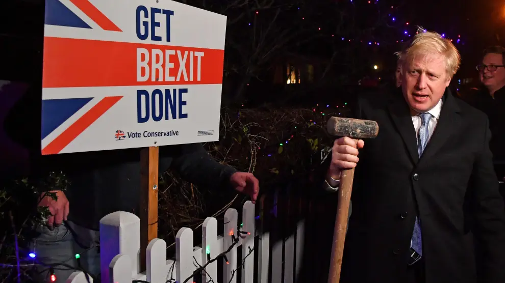 Britain's Prime Minister and Conservative party leader Boris Johnson poses with a sledgehammer, after hammering a "Get Brexit Done" sign into the garden of a supporter, in South Benfleet, Britain December 11, 2019. Ben Stansall/Pool via REUTERS [[[REUTERS VOCENTO]]] BRITAIN-ELECTION/JOHNSON