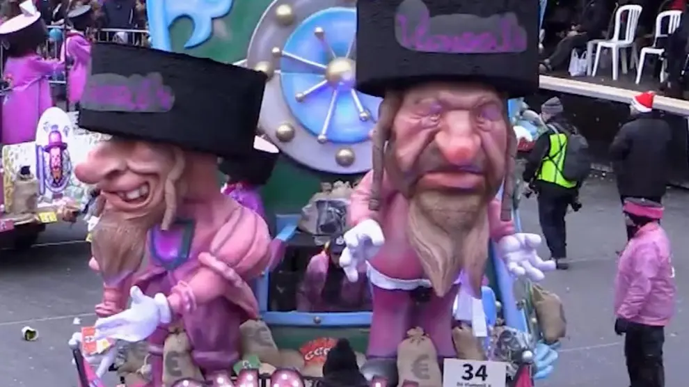 Dos marionetas gigantes representan a judíos ortodoxos en el carnaval de Alost de 2019.