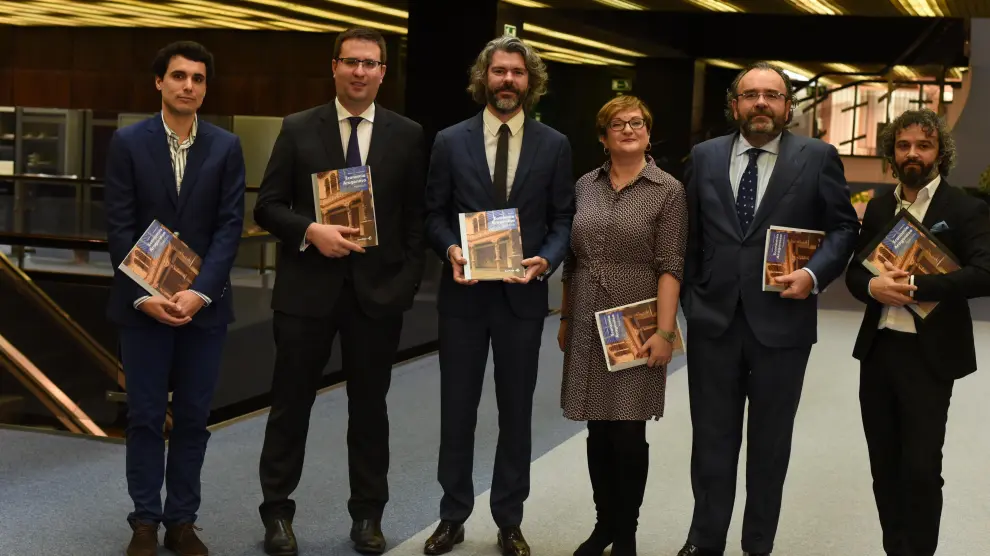 Representantes de Ibercaja y autores de los artículos que aparecen en el número 69 de la revista Economçía Aragonesa que publica la entidad financiera.