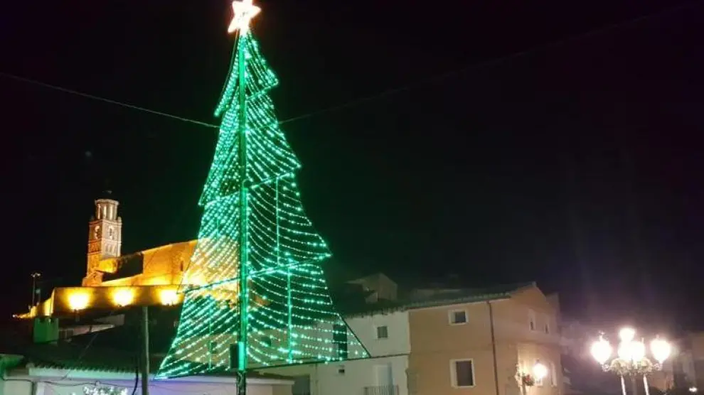 Un gran árbol iluminado de 12 metros de altura preside la plaza de Alcalá de Gurrea esta Navidad.