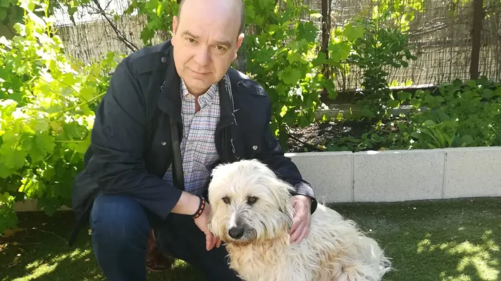 Santiago Morón y su perro adoptado Yako.