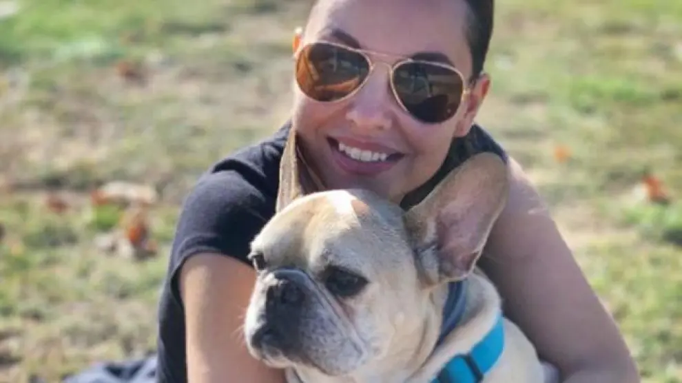 Maru Díaz con su perro adoptado Rolo.
