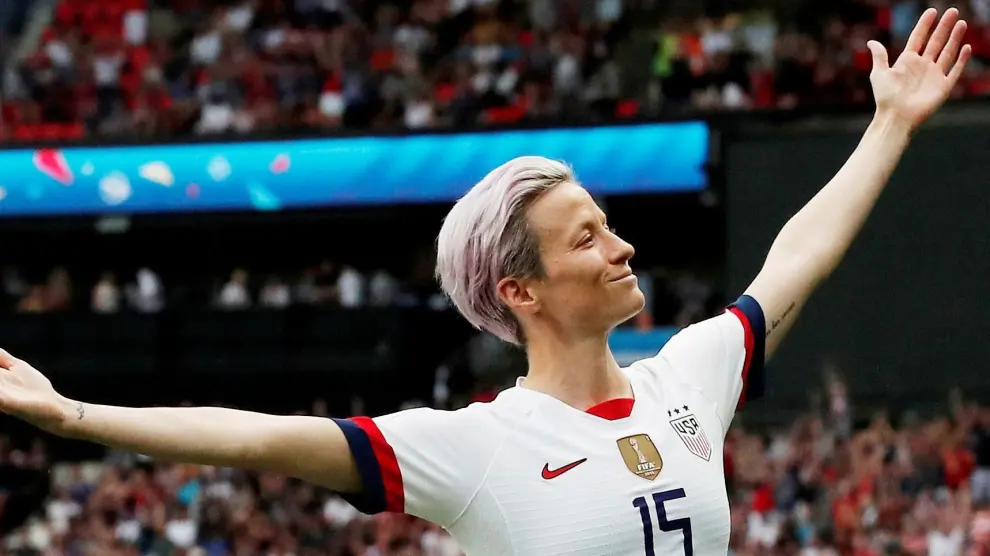 Megan Rapinoe of the U.S. celebrates scoring their first goal during the France v United States game during the Women's World Cup Quarter Final at Parc des Princes, Paris, France June 28, 2019. REUTERS/Benoit Tessier SEARCH "POY SPORTS" FOR THIS STORY. SEARCH "REUTERS POY" FOR ALL BEST OF 2019 PACKAGES. TPX IMAGES OF THE DAY [[[REUTERS VOCENTO]]] GLOBAL-POY/SPORTS