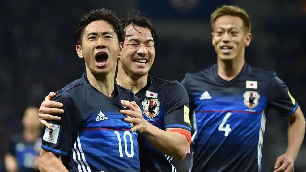Shinji Kagawa celebra un gol con Shinji Okazaki y Keisuke Honda en un partido contra Siria durante la clasificación para el Mundial de 2018.